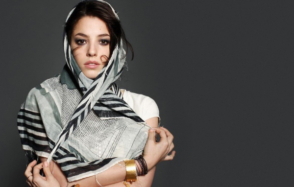 Фотография девушки на сером фоне