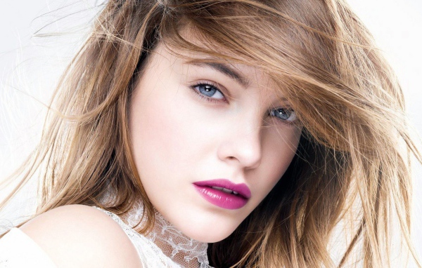 Розовые губы и серые глаза