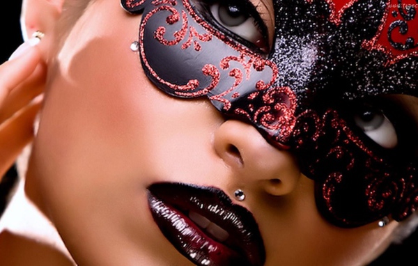 Портрет девушки в черной маске