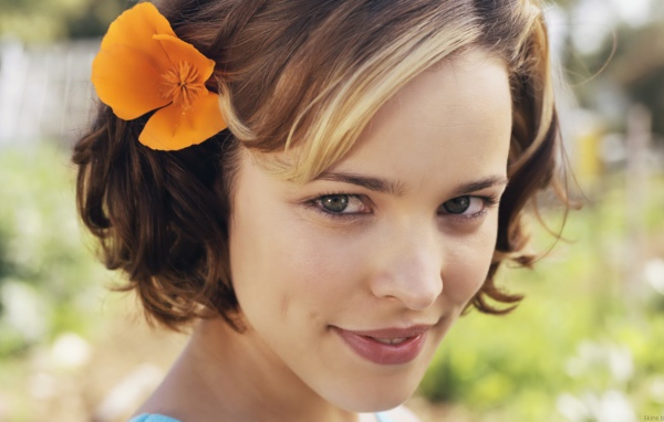 Рейчел с цветком в волосах