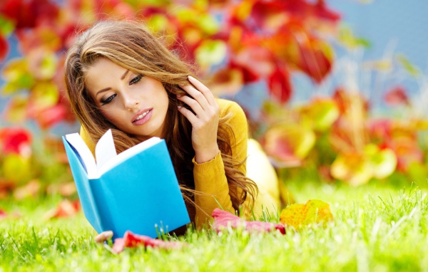 Чтение книги на природе