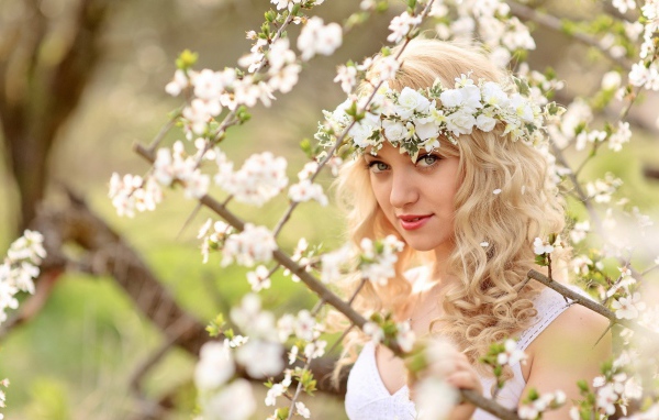 Блондинка с венком 