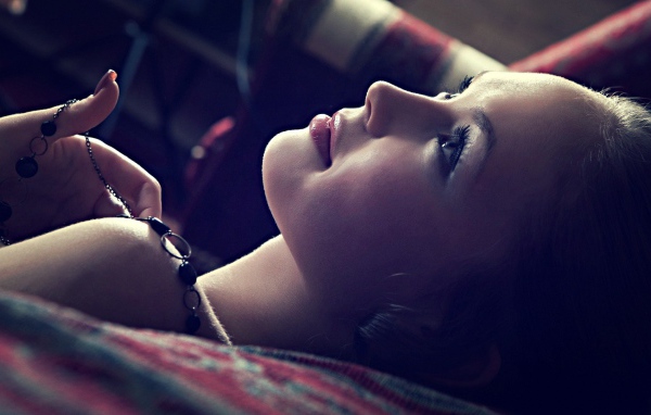 Девушка о чем-то мечтает