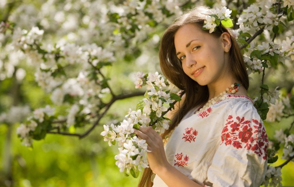 Девушка у цветущей яблони