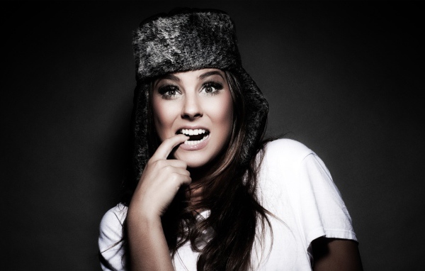 Девушка в русской шапке