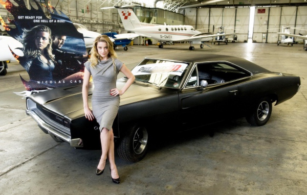 Девушка в ангаре