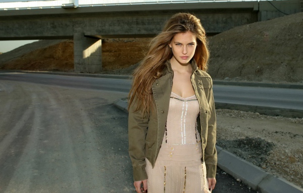 Девушка на дороге