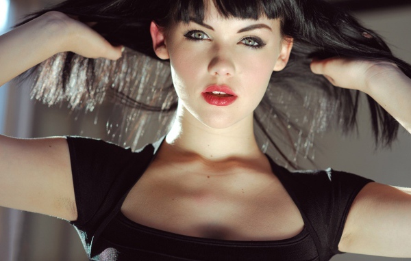 Девушка подняла волосы