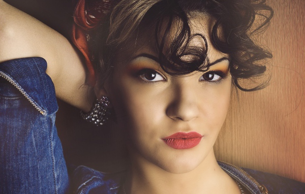 Девушка с черными глазами