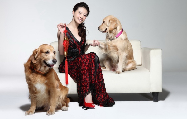 Девушка с двумя собаками