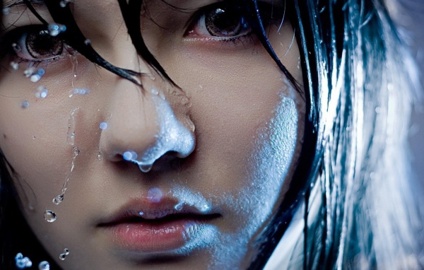 Лицо с каплями дождя