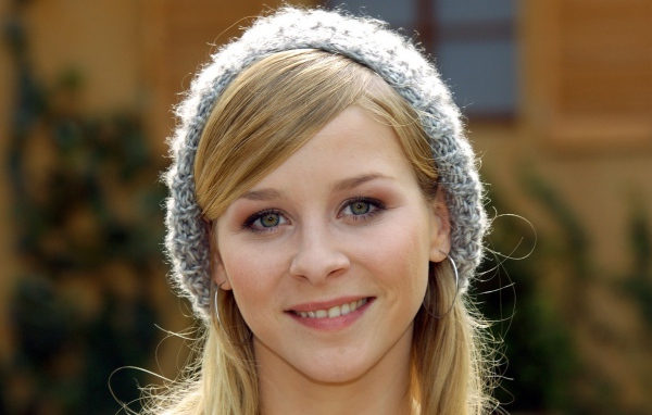 Девушка в вязаной шапочке