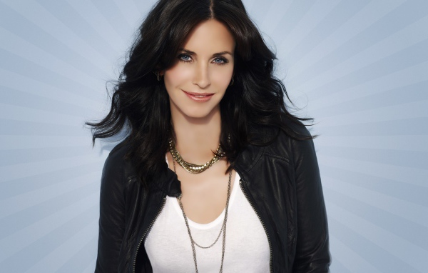 Актриса в черной куртке