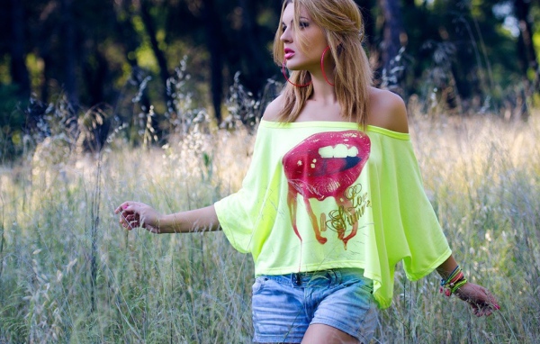 Блондинка в желтой майке