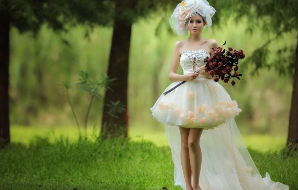 Невеста с красным букетом