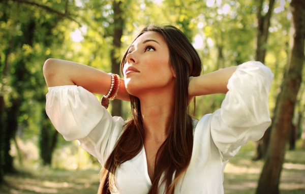 Брюнетка в белой кофте