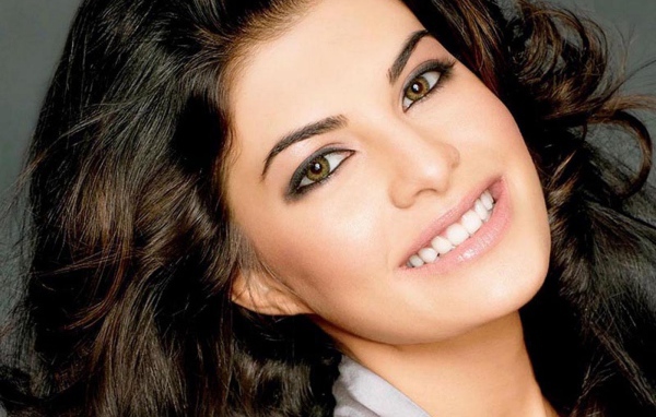 Брюнетка улыбается