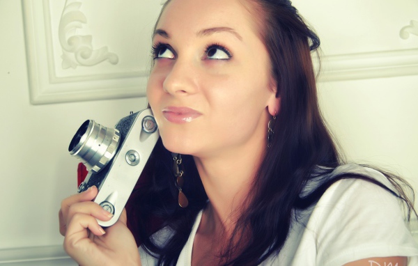 Брюнетка с фотоаппаратом