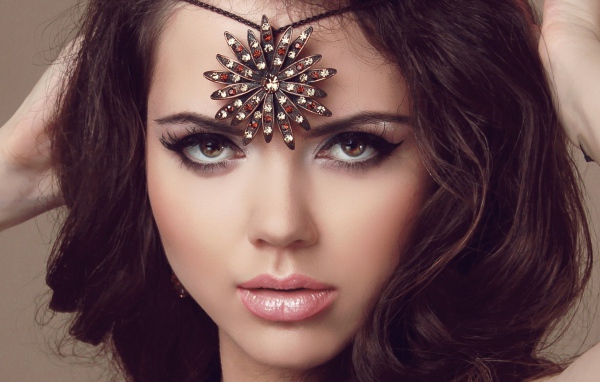 Брюнетка с украшением