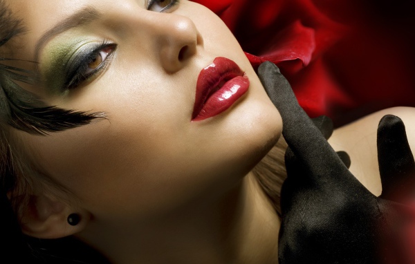 Брюнетка с сочными губами