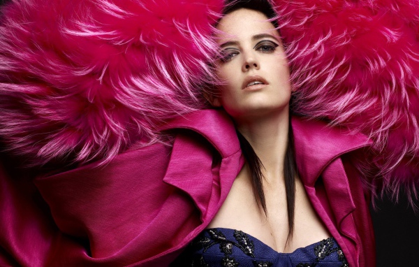 Девушка в розовой одежде