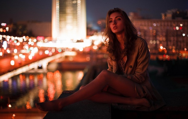 Девушка сидит на крыше дома