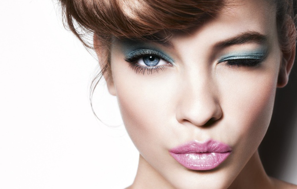 Девушка подмигивает