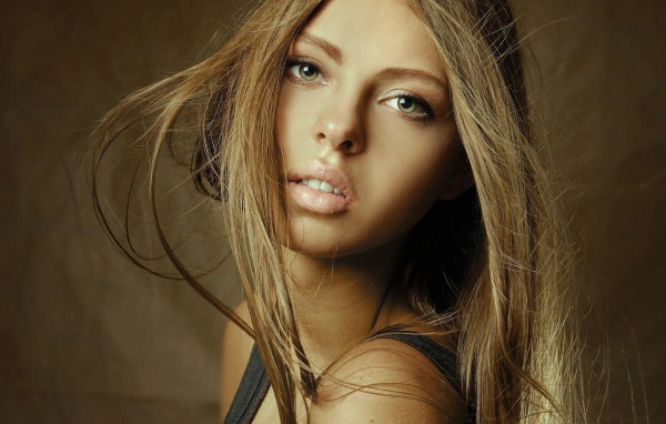 Девушка с пухлыми губами