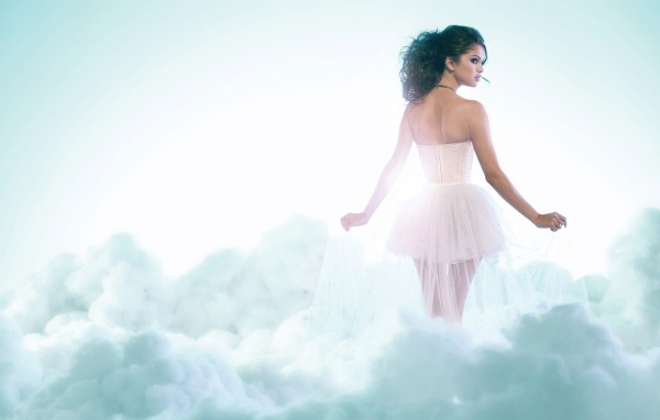 Певица Селена Гомез в облаках