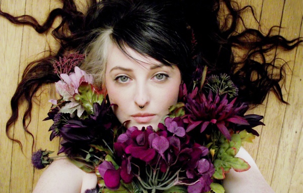 девушка с пирсингом с цветами