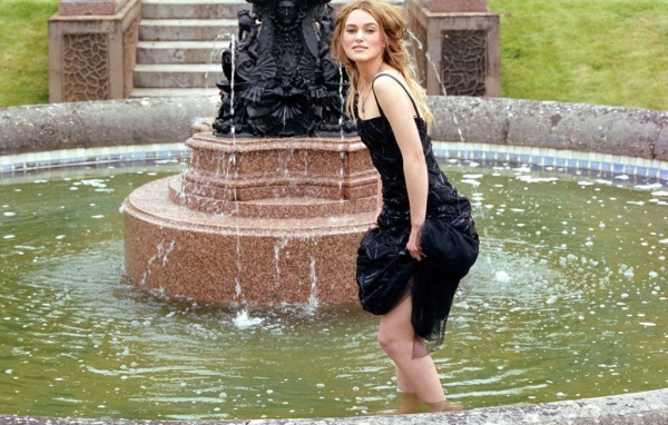 Брюнетка в фонтане