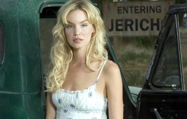 Актриса у старого автомобиля