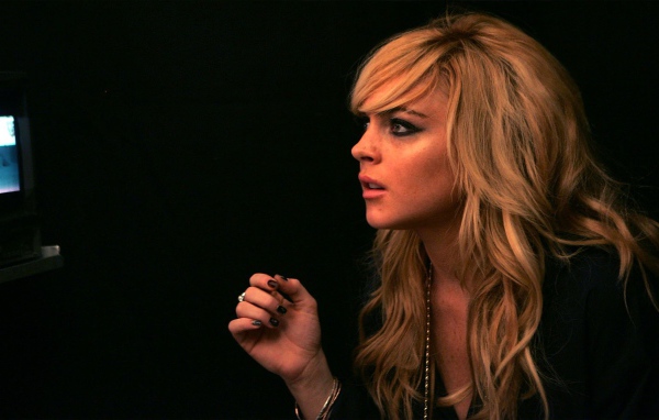 Блондинка смотрит телевизор