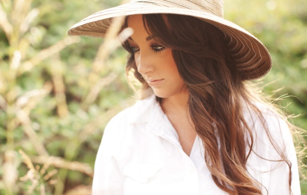 Брюнетка в широкополой шляпе