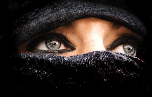 Лицо закрытое платком