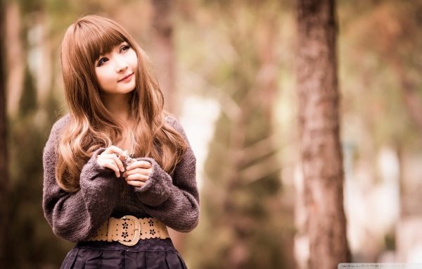 Девочка в свитере на природе