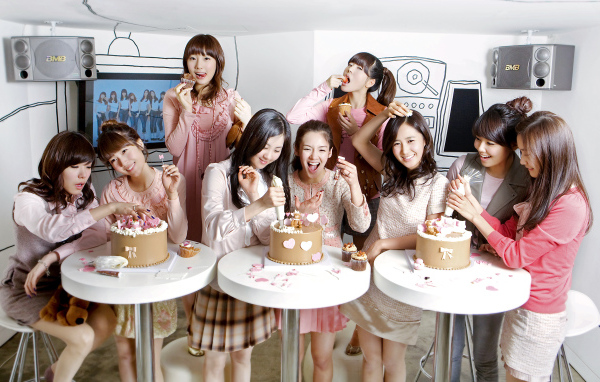 Японские девушки едят торт