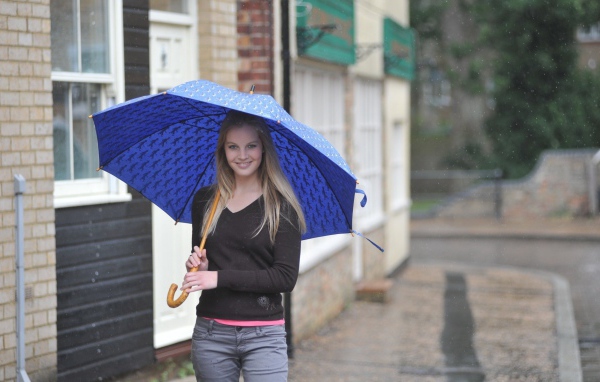 Модель с синим зонтом