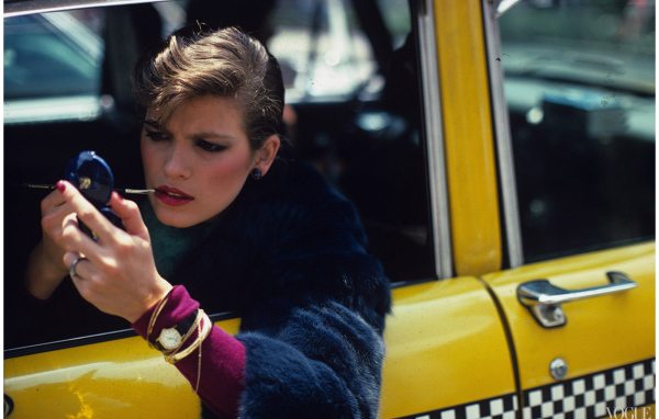 Фотография девушки в такси