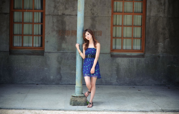 Девушка у столба