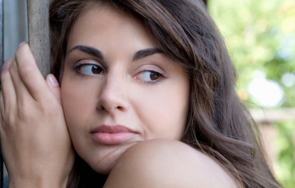 Девушка прижалась к забору