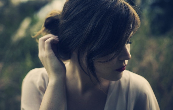 Девушка поправляет волосы