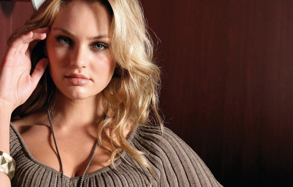 Модель с браслетом на руке