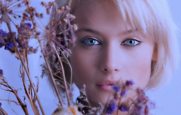 Модель с голубыми глазами