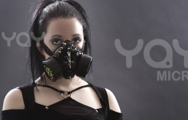 Девушка в противогазе