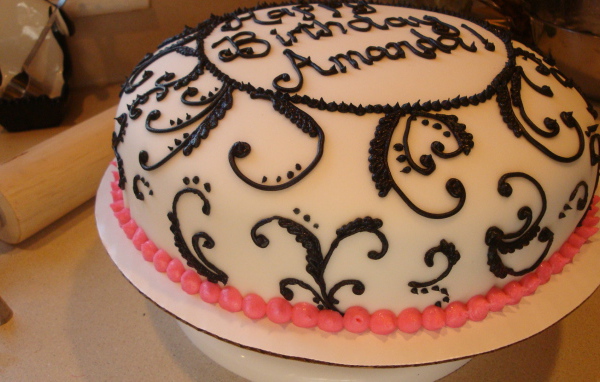 Красивый торт с шоколадным рисунком на день рождения