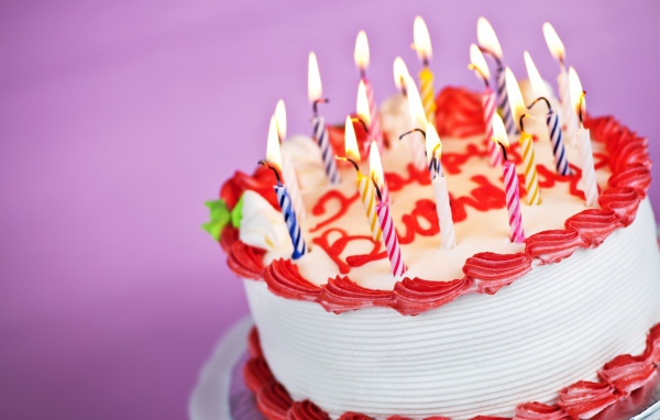 Торт на день рождения, фиолетовый фон