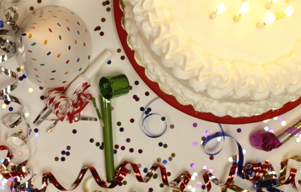 Торт и дудки на день рождения