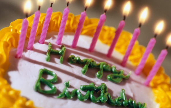 Торт с зелёной надписью на день рождения