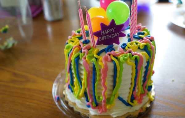 Весёлый разноцветный торт на день рождения